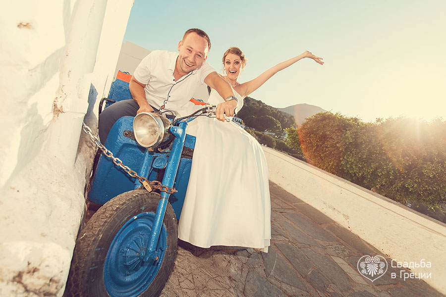 Polina's and Alexey's wedding ceremony on the beach 