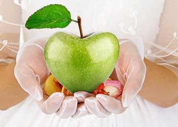 Сочное зеленое яблоко на Родосе