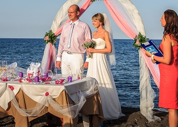 A wedding by the sea on the island of Santorini