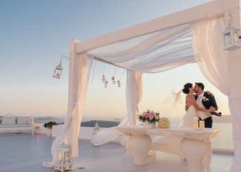 Роскошная свадьба у моря на Санторини