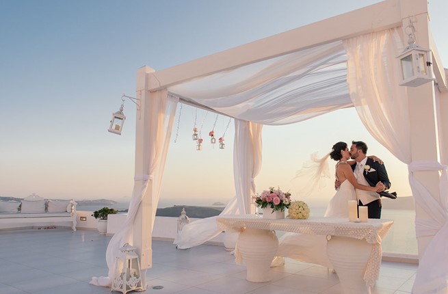 A luxury wedding at the seaside on the island of Santorini